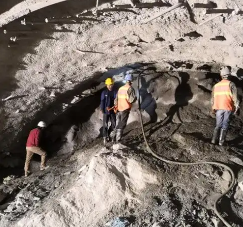 镇安隧道拱顶带模注浆料，微膨胀注浆料的特点及施工工艺